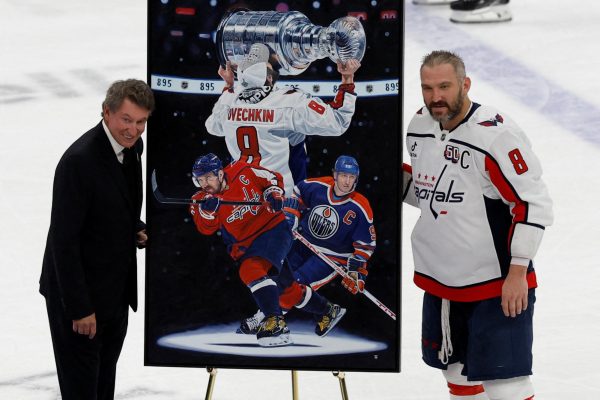 Wayne Gretzky and Alexander Ovechkin after breaking all time record.