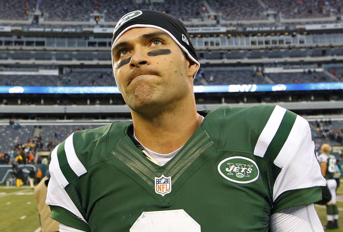 New York Jets quarterback Mark Sanchez leaves the field after losing to the Miami Dolphins in their NFL football game in East Rutherford, New Jersey, October 28, 2012. REUTERS/Gary Hershorn