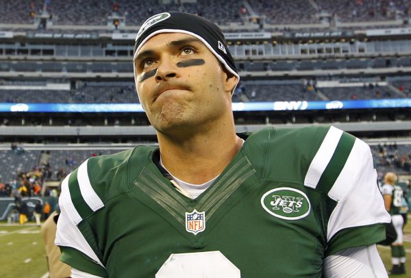 New York Jets quarterback Mark Sanchez leaves the field after losing to the Miami Dolphins in their NFL football game in East Rutherford, New Jersey, October 28, 2012. REUTERS/Gary Hershorn