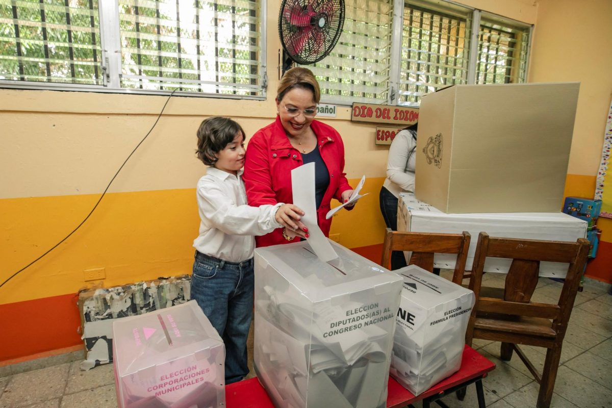 Honduran President Xiomara Castro casts her vote accompanied by her grandson Jose Manuel during the general election, in Catacamas, Honduras, November 30, 2025. Honduras Presidency/Handout via REUTERS    THIS IMAGE HAS BEEN SUPPLIED BY A THIRD PARTY. NO RESALES. NO ARCHIVES.