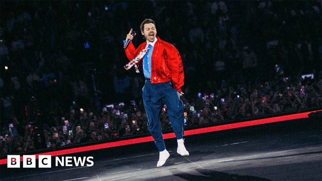 Harry Styles captivates fans at his first night of tour in Amsterdam